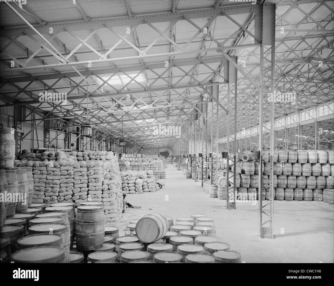 Centinaia di botti e sacchi in New York Central merci ferroviario capannoni, Buffalo, New York. Ca. 1900. Foto Stock