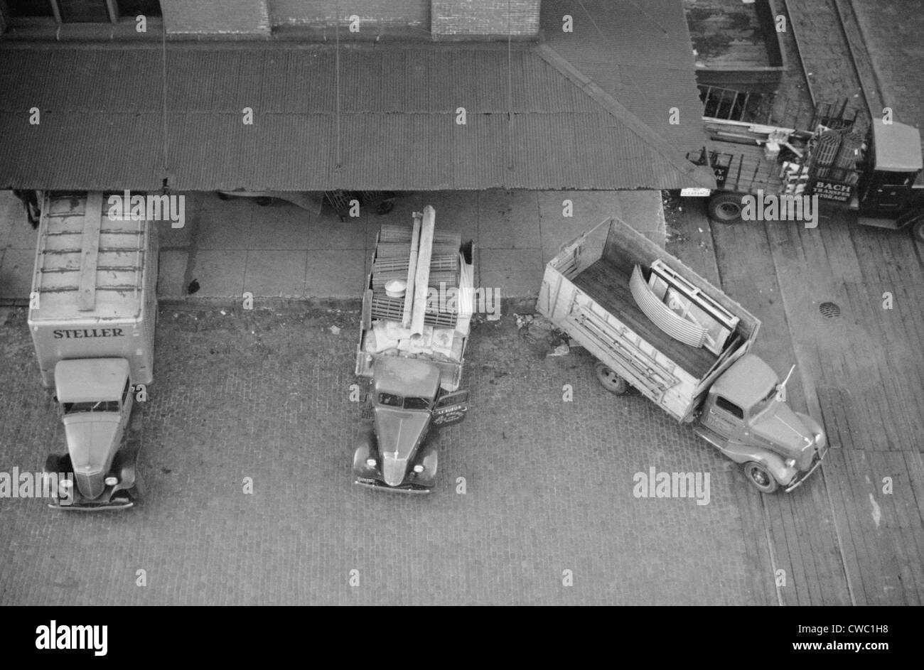 Vista aerea del camion carico attrezzo agricolo magazzino, Minneapolis, Minnesota, 1939. Foto Stock