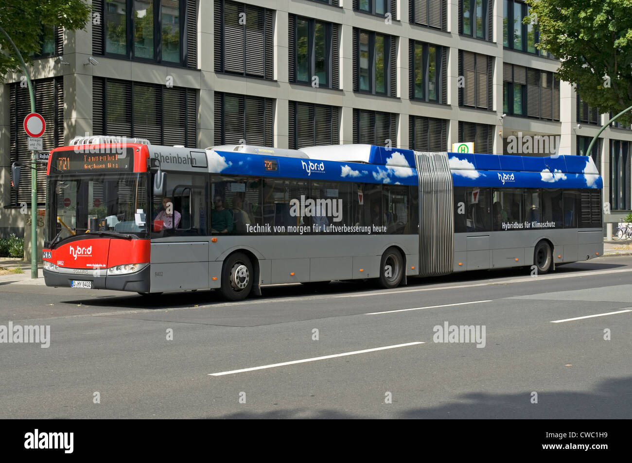 Rheinbahn 'Solaris' hybrid bendy-bus, Düsseldorf, Renania del nord-Westfalia, Germania, Europa. Foto Stock