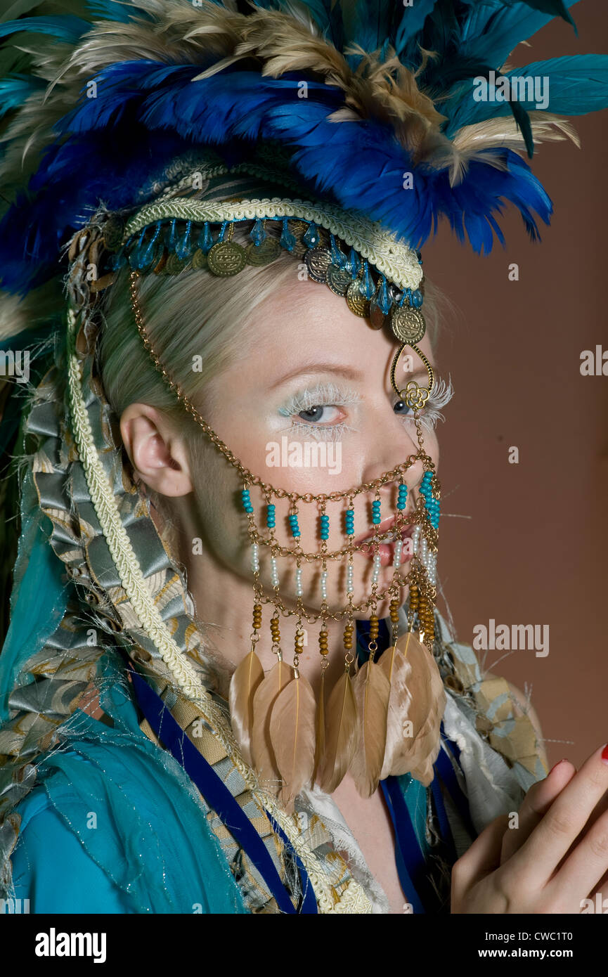 Giovane e bella donna che indossa gioielli sulla faccia Foto Stock