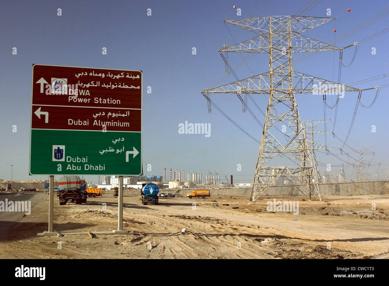 Dubai, poli di utilità e segni nel deserto Foto Stock