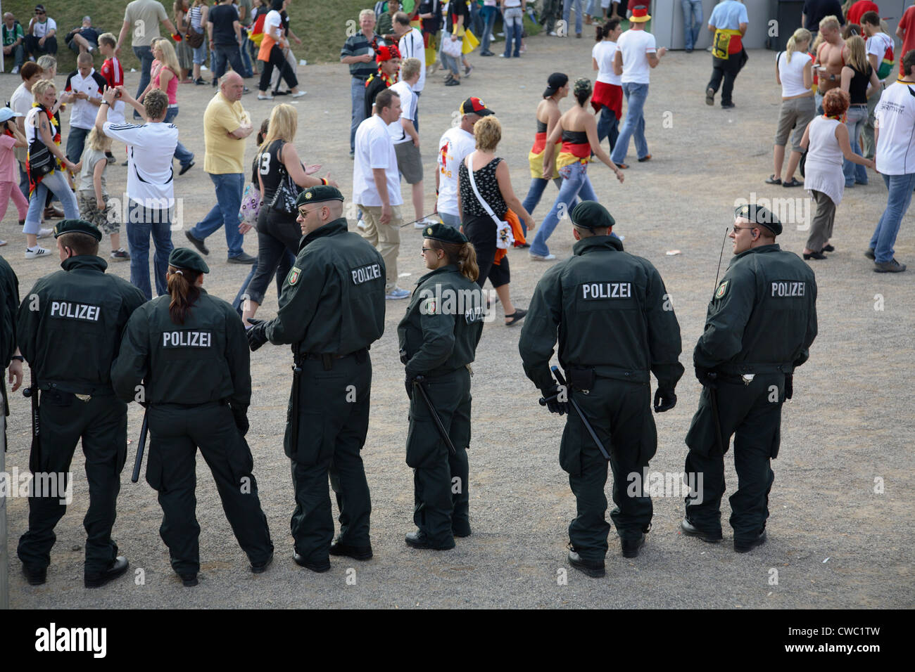 Gelsenkirchen, polizia al Fan Fest della Coppa del Mondo FIFA 2006 Foto Stock