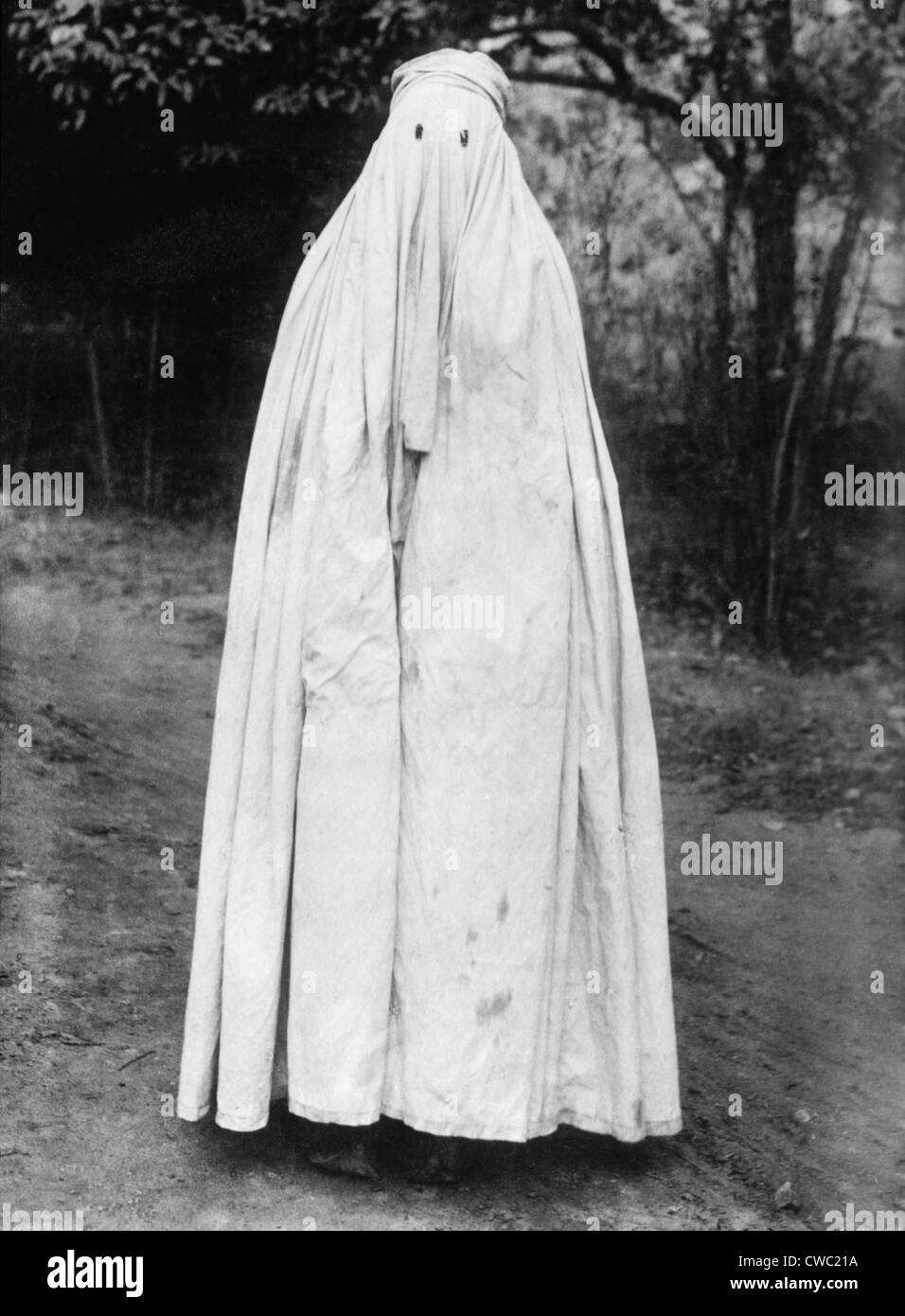 Mohammedan donna con testa a punta burka in India 1922. Foto Stock