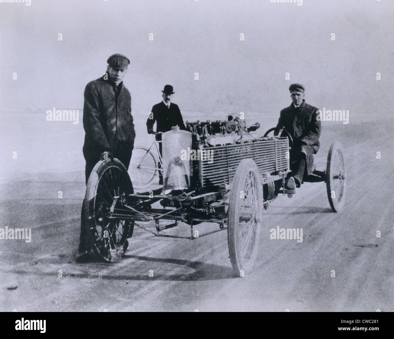 Henry Ford e Agosto Degener con loro a sei cilindri il corridore di Ford a Daytona Beach nel 1905. Foto Stock