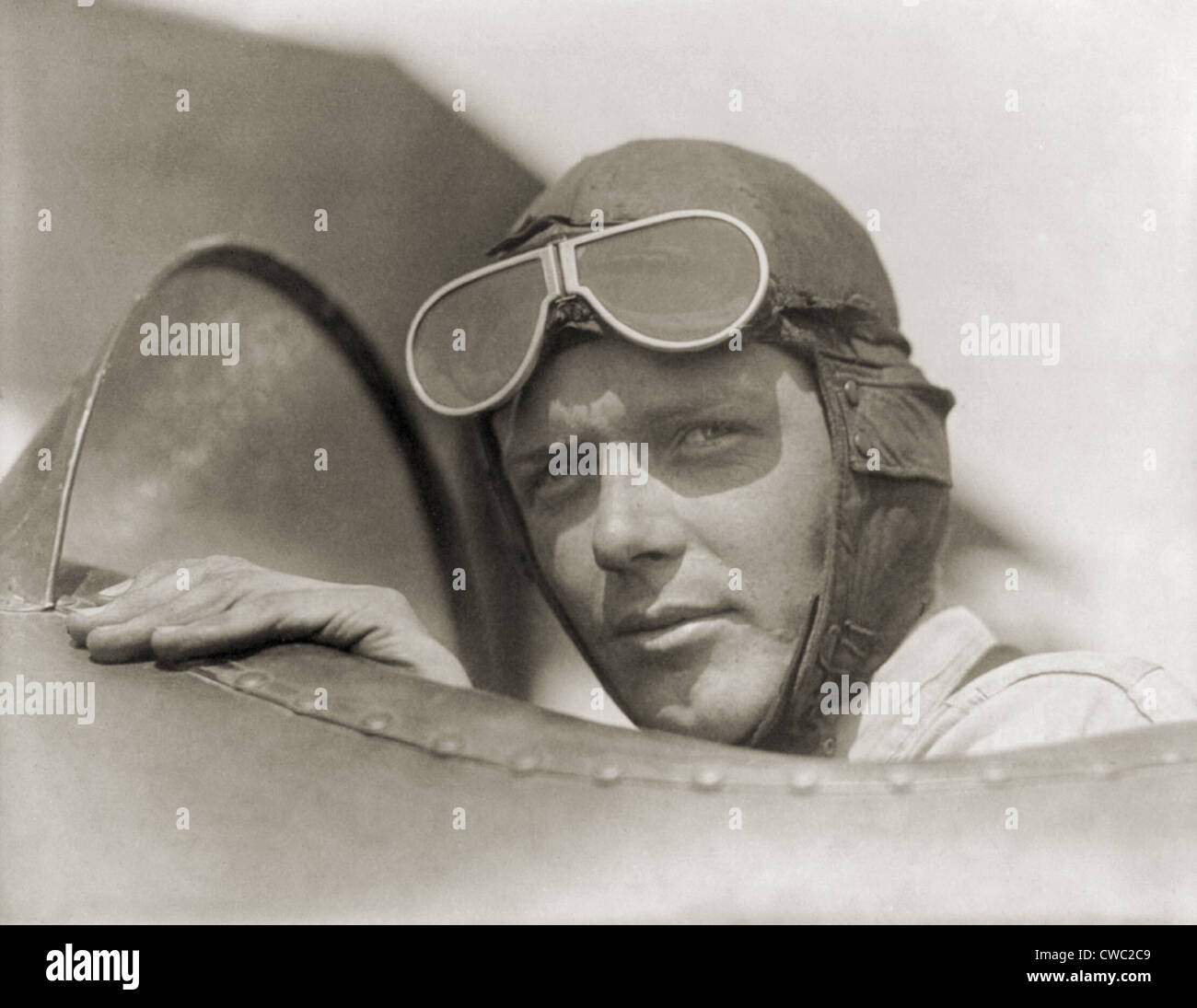 Charles Lindbergh 1902 - 1974 indossa un casco con gli occhiali di protezione in pozzetto aperto di aeroplano a Campo Lambert St. Louis nel Missouri. Foto Stock