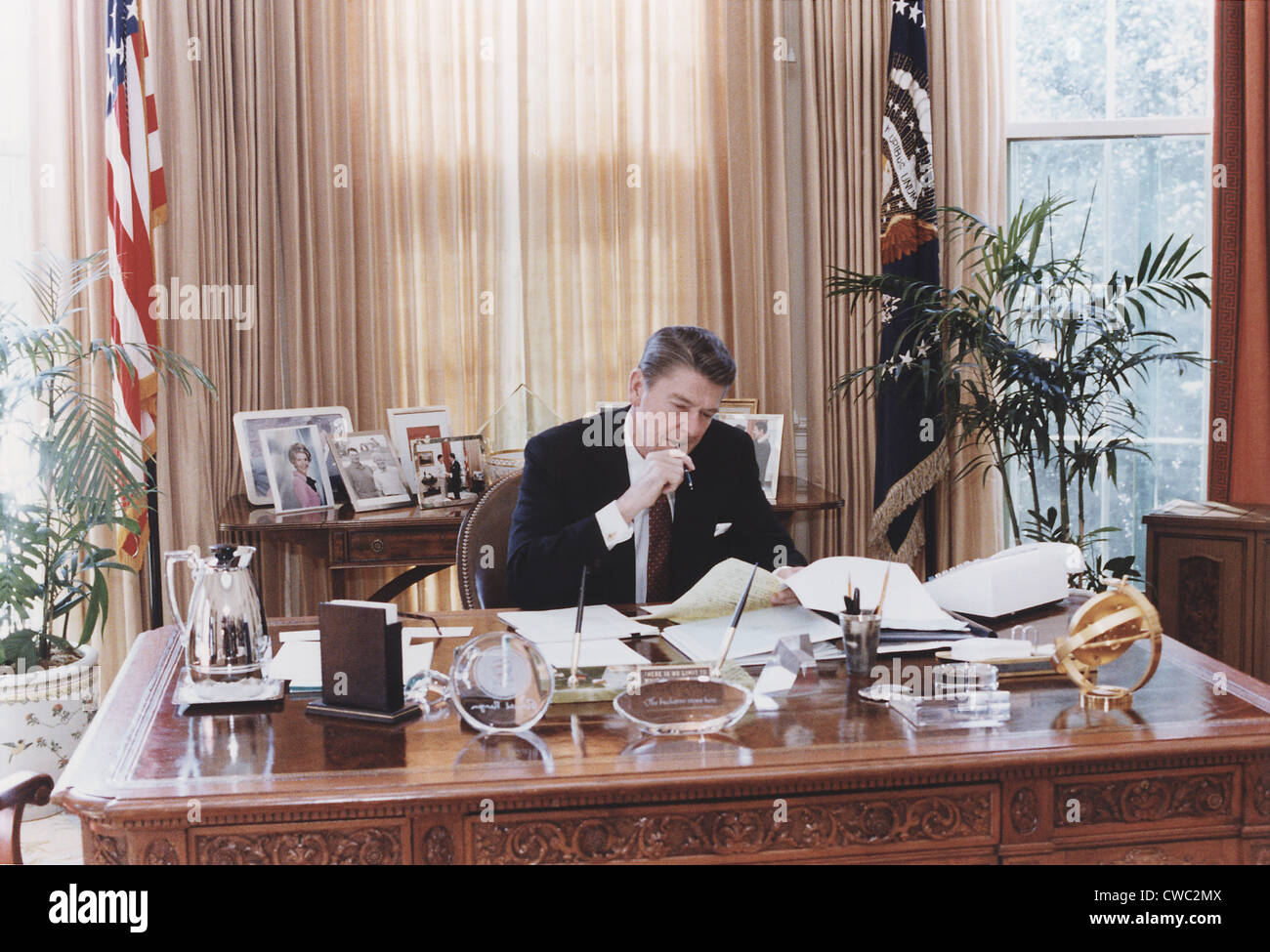 Il presidente Reagan a lavorare al suo ufficio ovale desk poco prima di consegnare il suo 1982 Membro dell'Unione indirizzo al Congresso. Jan Foto Stock