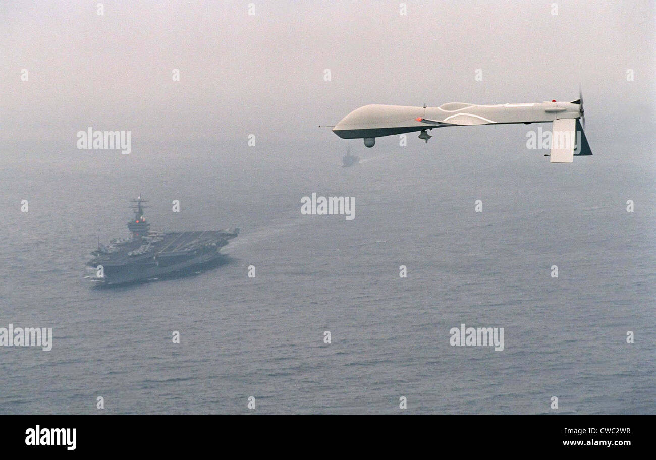 Predator Drone vola sopra la portaerei USS Carl Vinson su una marina ricognizione aerea prova di volo Foto Stock
