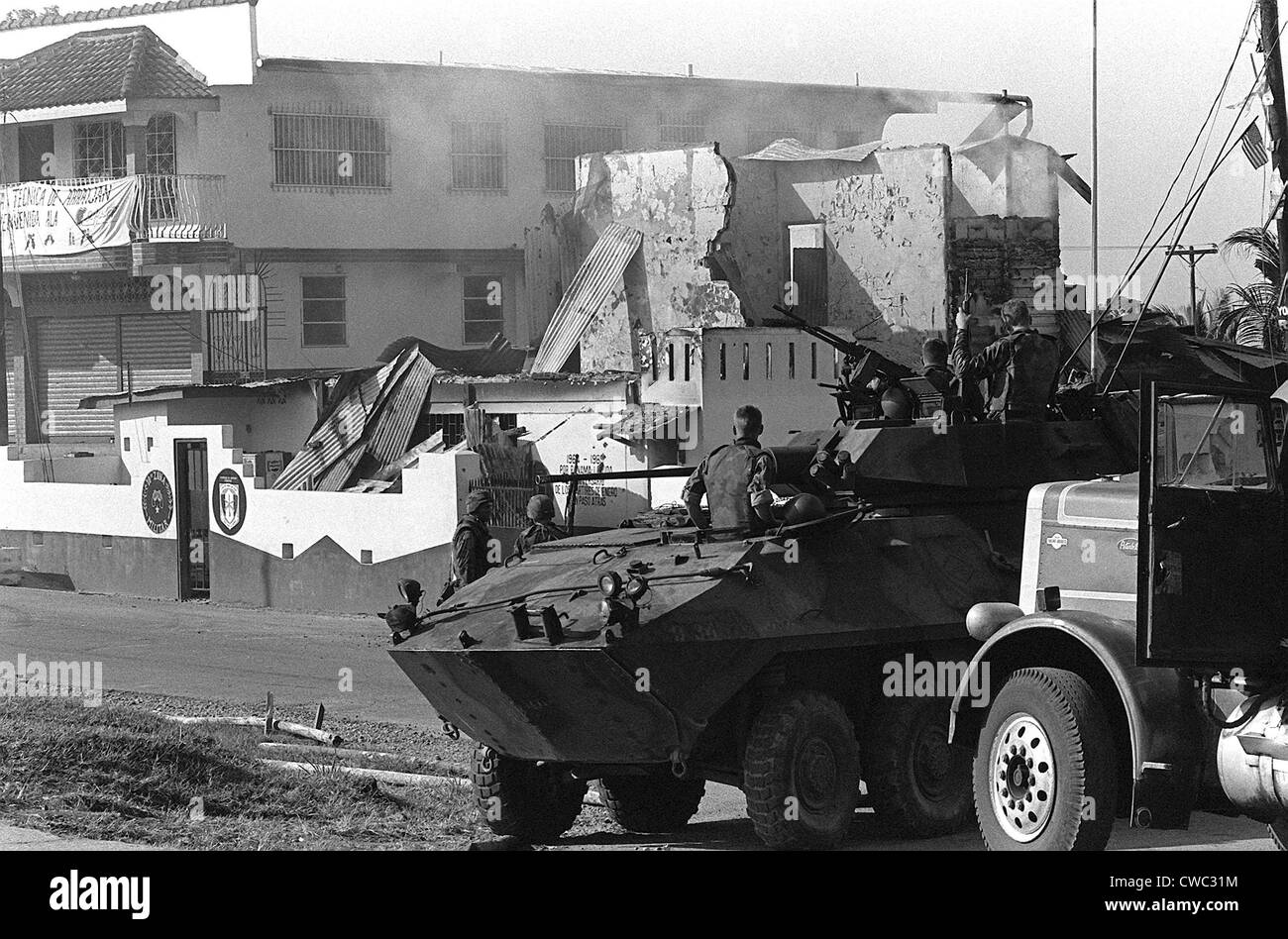 Stati Uniti Marines in luce i loro veicoli blindati di guardia a distrutto panamense forza di difesa edificio in Panama City dic. 20 1989. Foto Stock