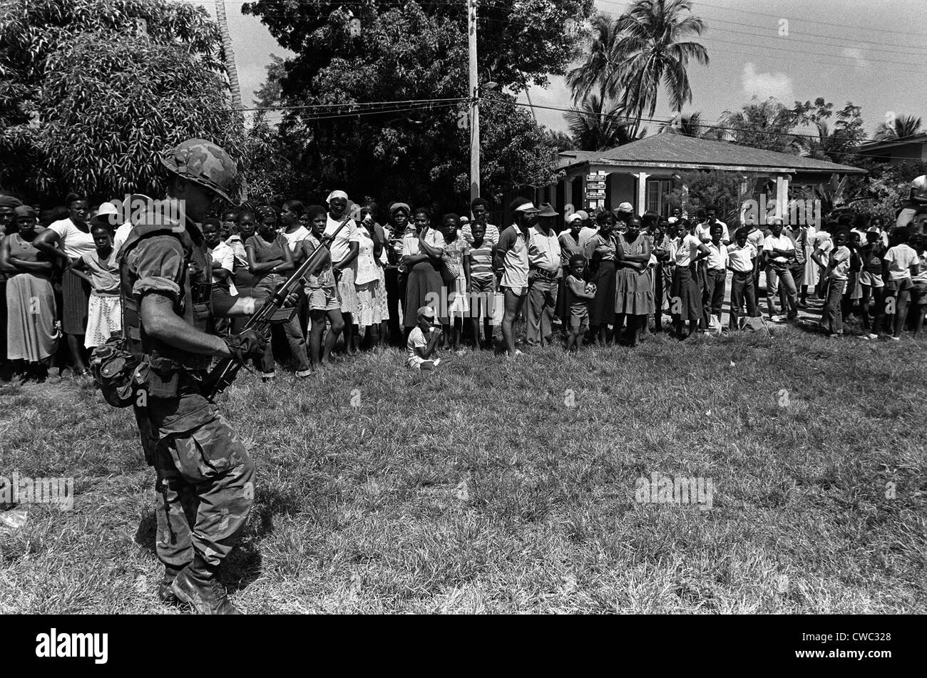 Marine le protezioni civili dopo il suo battaglione sbarcati su Grenada durante l'invasione degli Stati Uniti. 25 ott-Nov 3 1983. (BSLOC 2011 3 25) Foto Stock