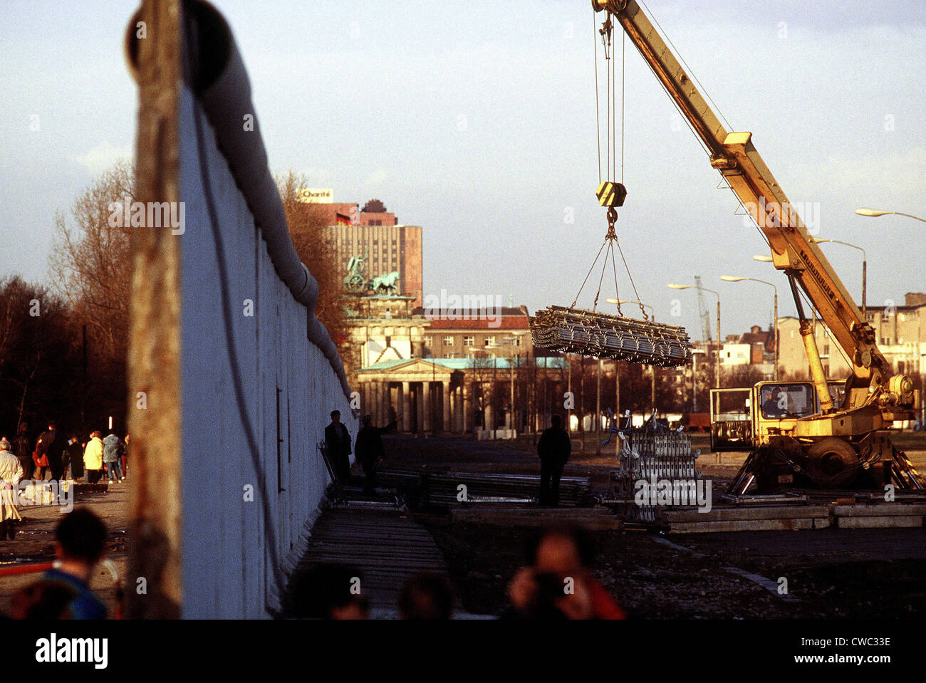 Una nuova apertura mostra attività su entrambi i lati del Muro di Berlino vicino alla Porta di Brandeburgo. Il 21 dicembre 1989. Foto Stock