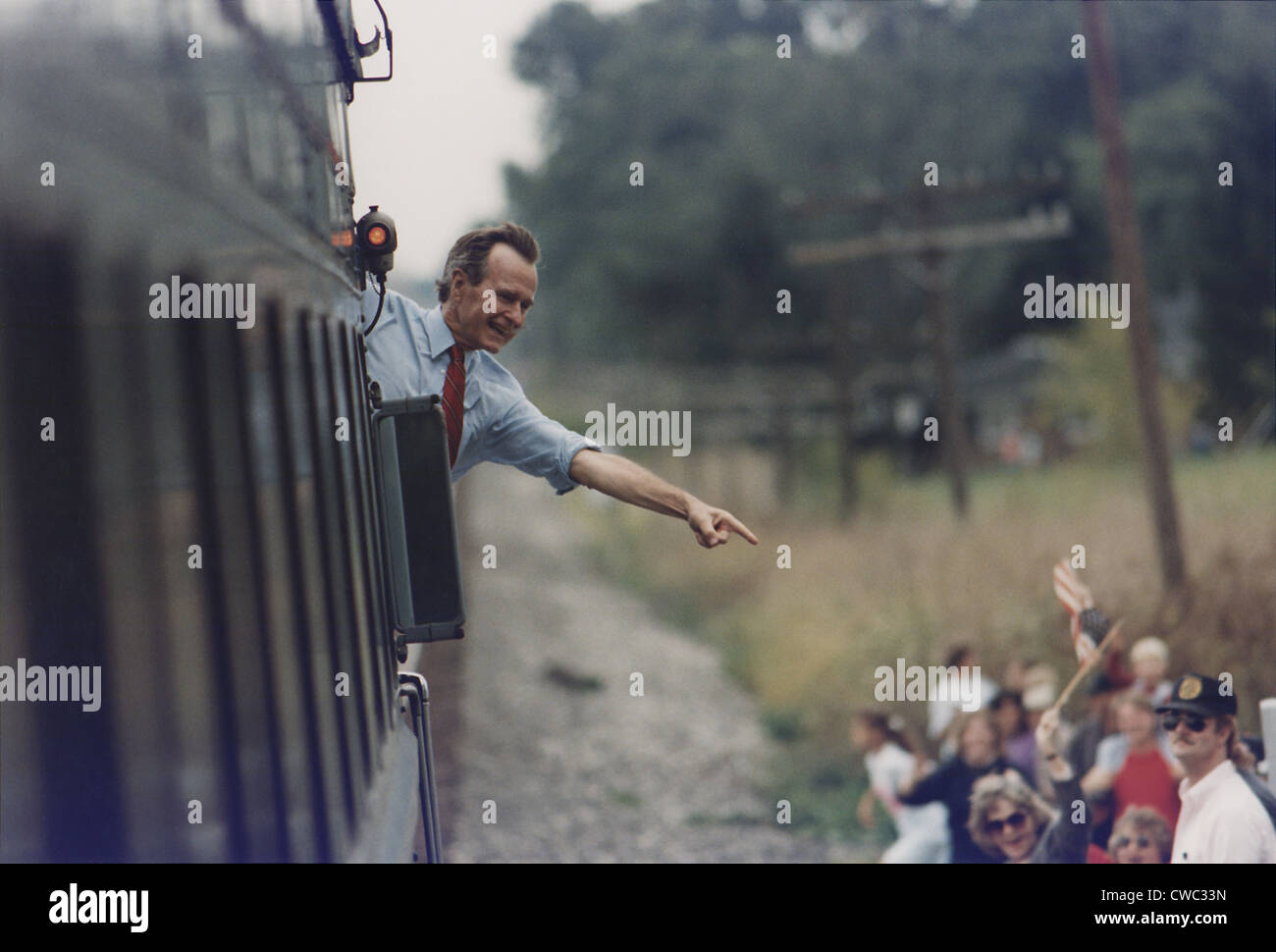 Il presidente Bush onde dal retro del treno durante la sua ri-campagna elettorale in Bowling Green in Ohio. Sett. 26 1992. Foto Stock