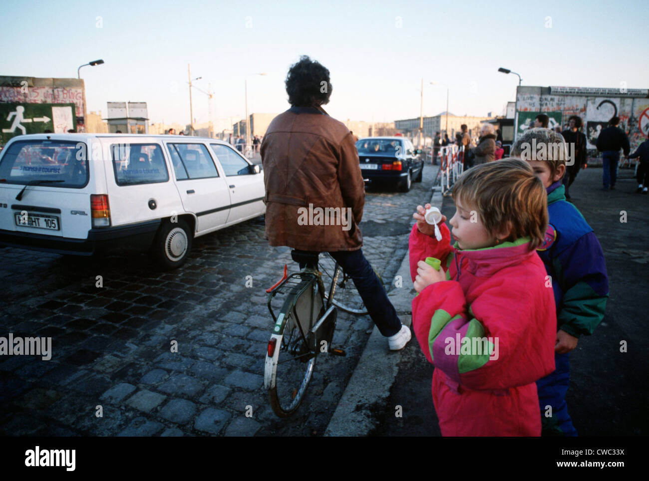 Un bambino soffia bolle come carsfreely attraversano il confine tra Berlino Ovest e Berlino Est a Potsdamer Platz. Il 21 dicembre 1989. (BSLOC 2011 3 55) Foto Stock