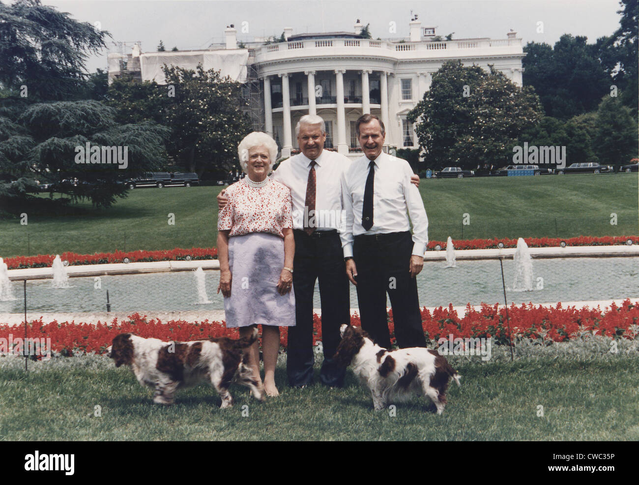 Il Presidente russo Boris Eltsin pone sul prato Sud della Casa Bianca con il Presidente George e Barbara Bush e il loro Foto Stock