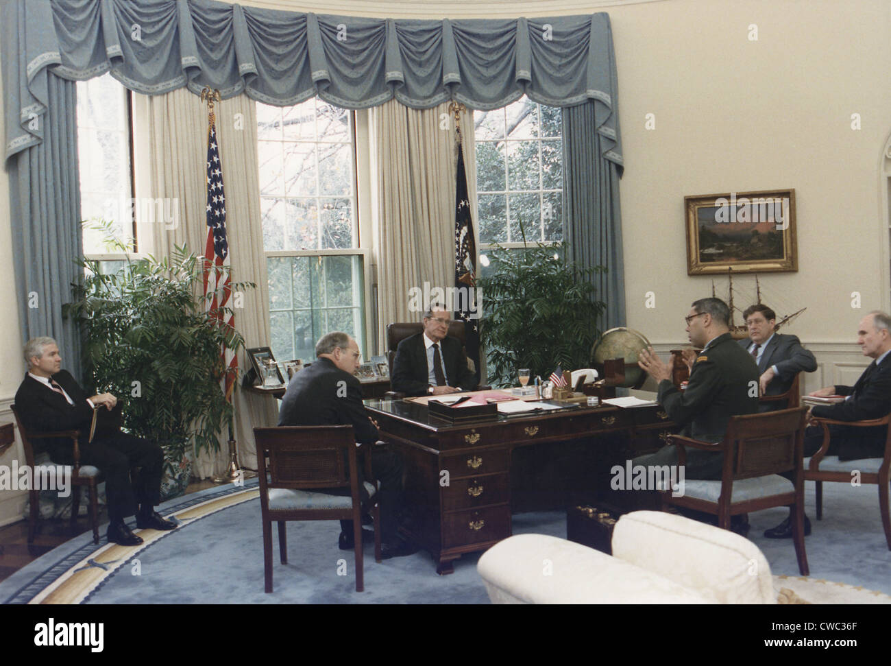 Il presidente George Bush si incontra con i consulenti di tasti durante l'accumulo per la prima guerra del Golfo. L-R Robert Gates Richard Cheney Pres. Foto Stock