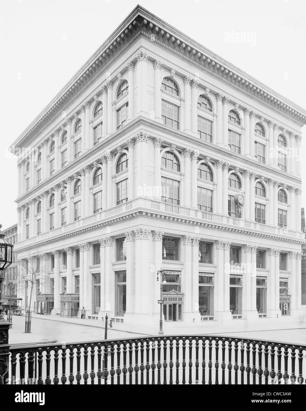 Edificio di Tiffany sulla Fifth Avenue e la 37th Street New York City è stato progettato da eminenti architectural firm McKim Mead White Foto Stock