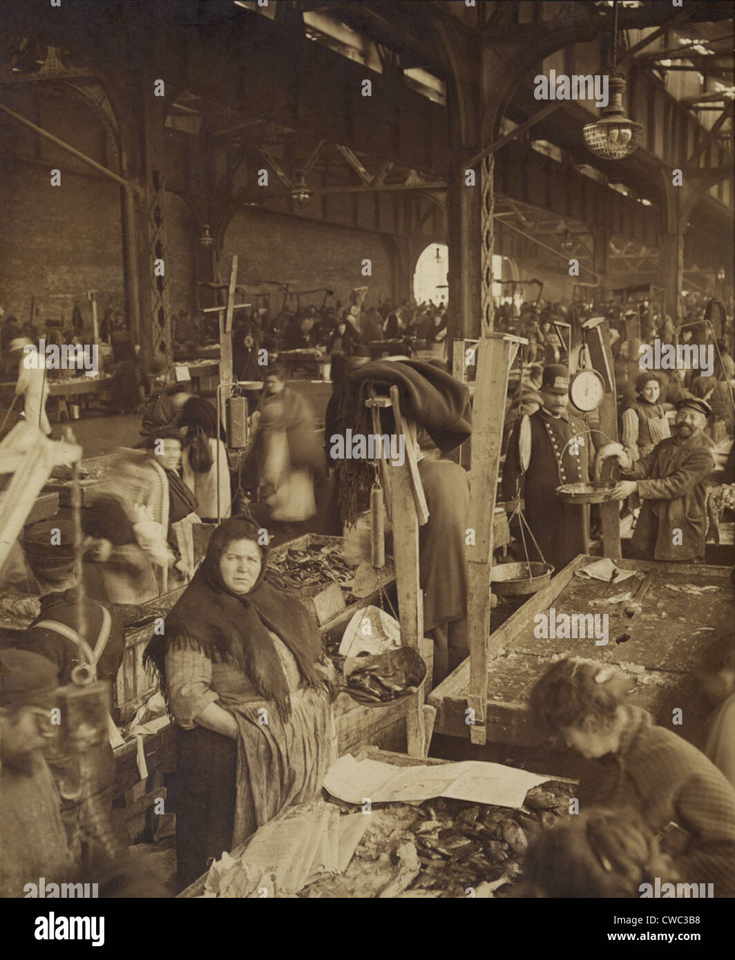 I fornitori di vendita del pesce in un mercato di New York City. ca. 1890-1910. (BSLOC 2010 18 109) Foto Stock