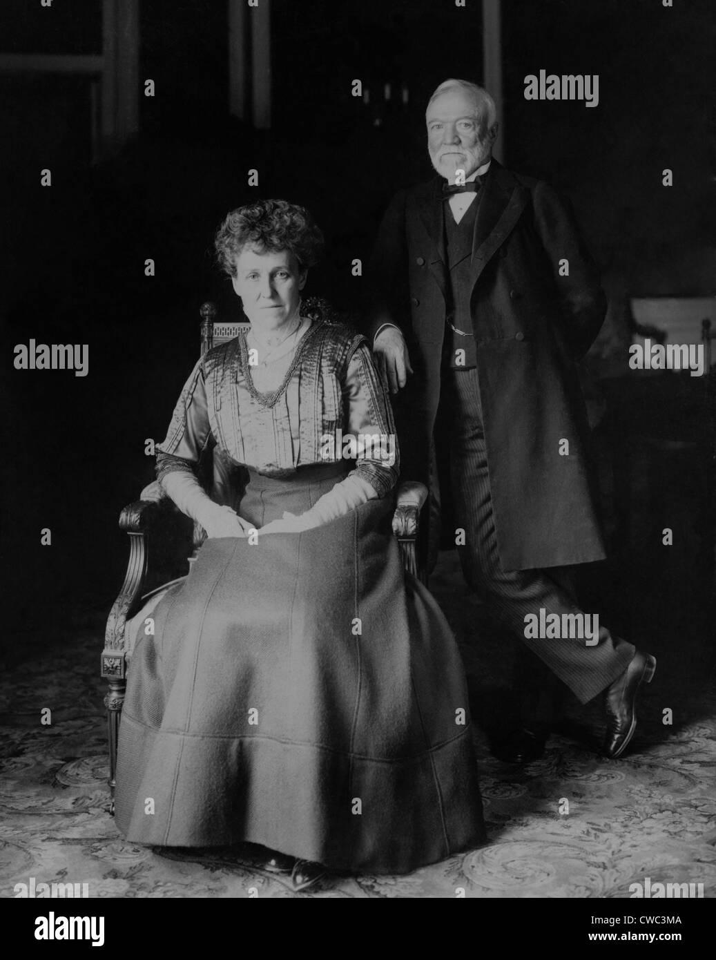 Andrew Carnegie 1835-1919 con la sua giovane moglie Louise che sposò nel 1886 quando era nel suo 50s. 1908. (BSLOC 2010 18 20) Foto Stock