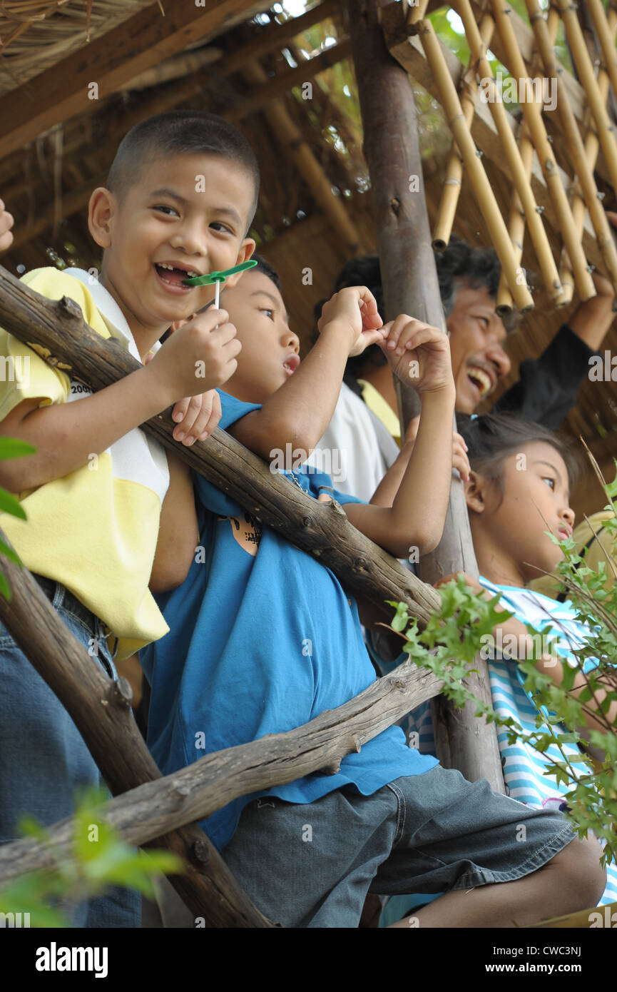 Gli orfani in un giorno fuori , Re Rama IX Park ,bangkok, Thailandia Foto Stock
