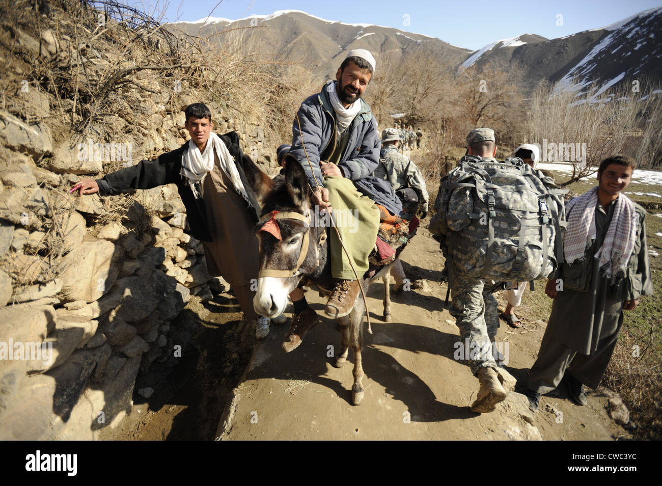 Stati Uniti I soldati dell esercito del Panjshir Provincial Reconstruction Team a piedi passato gli abitanti di un villaggio nella valle del Panjshir Afghanistan 5 mar. Foto Stock