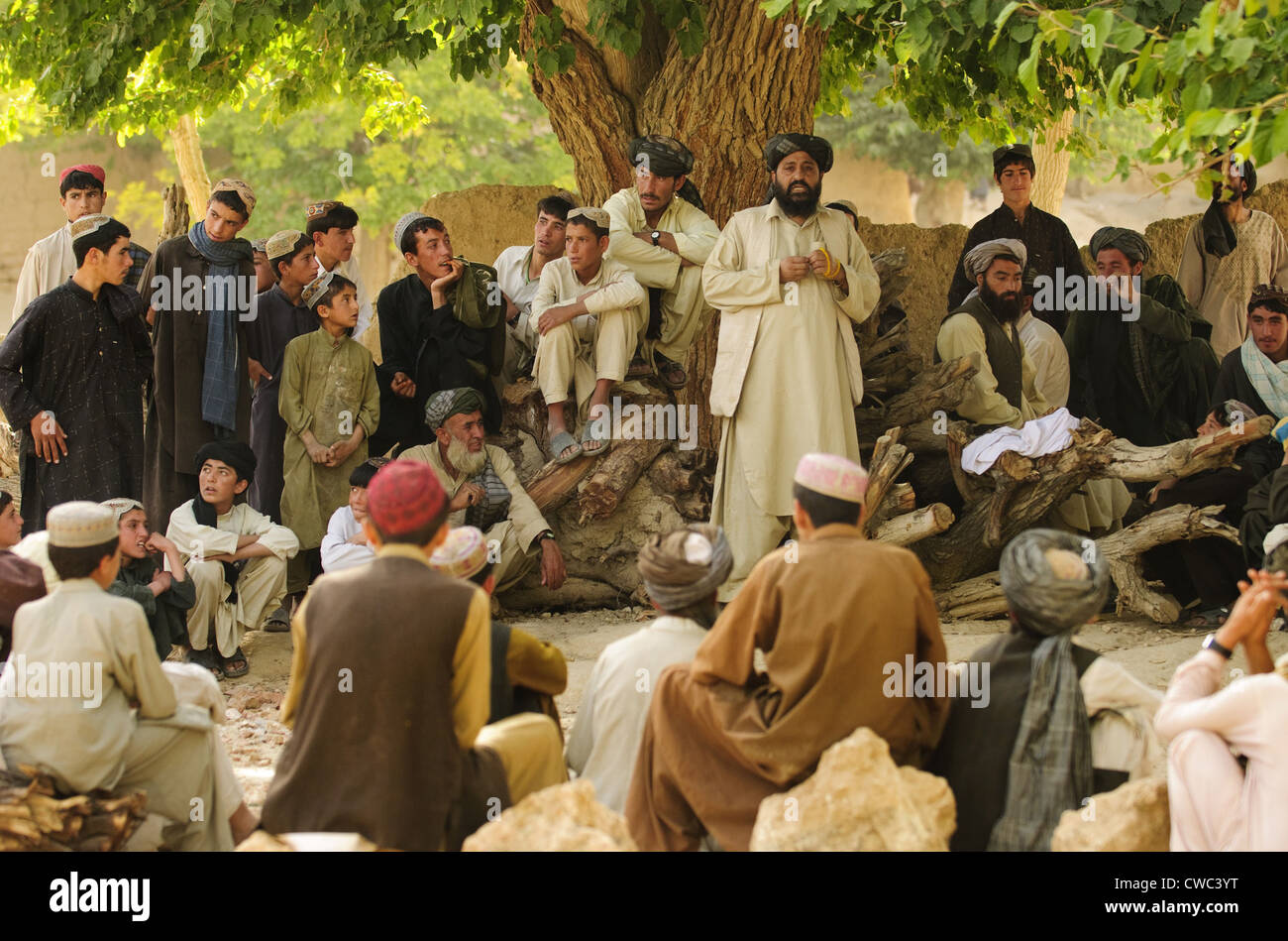 District chief Abdul Qayum centro parla di anziani afghani durante una shura nella provincia di Zabul Afghanistan. Qayum discusso Foto Stock