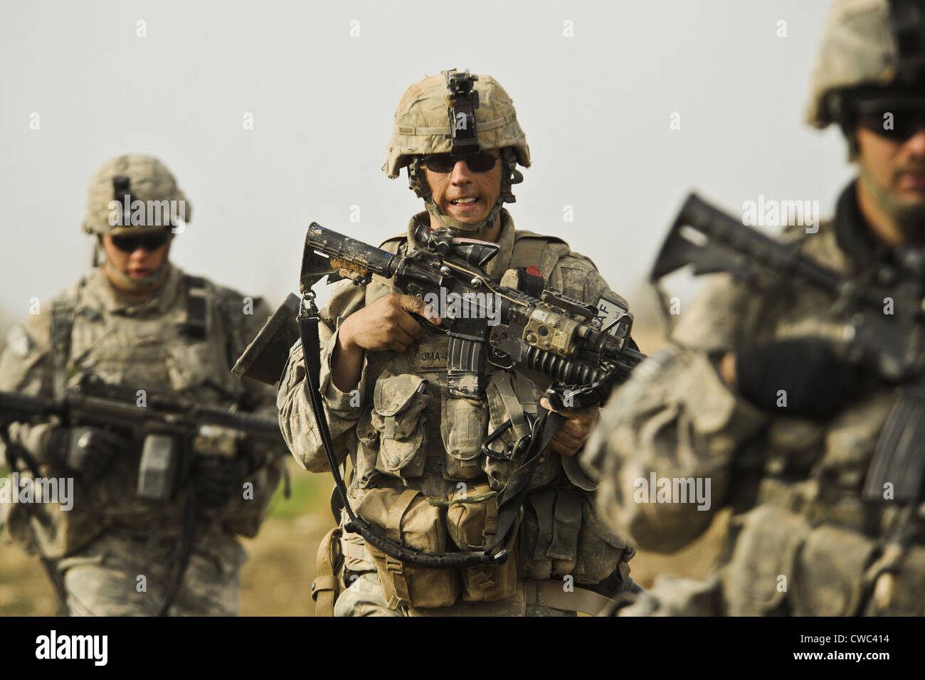 Stati Uniti Soldati ricerca di ordigni esplosivi artigianali durante il funzionamento Helmand Spider Badula Qulp provincia di Helmand Foto Stock