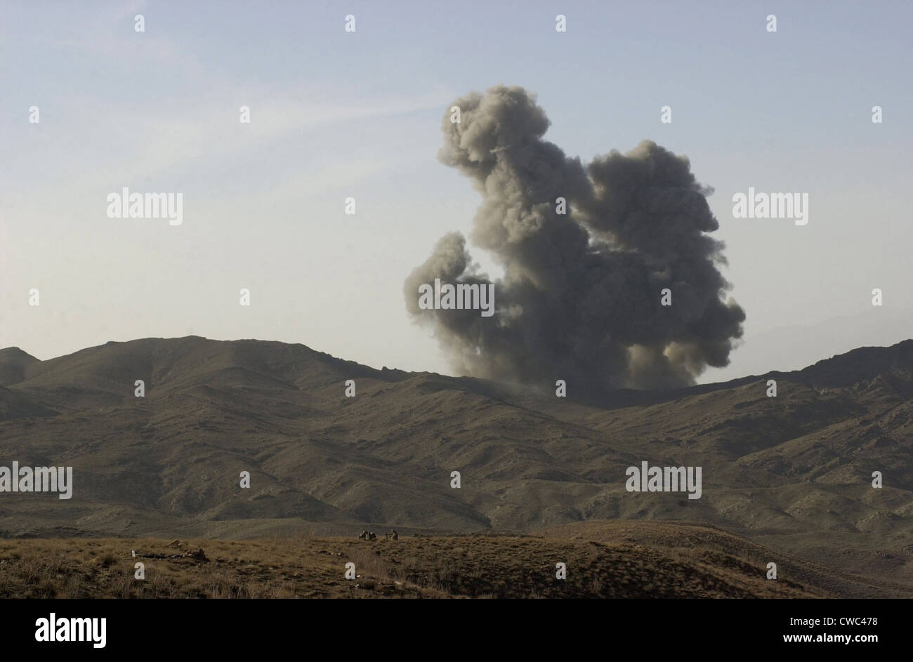 Un nemico posizione in Afghanistan Gardez della valle è distrutto da smart bombe sganciate dagli aerei da bombardamento B-52 attaccando di al-Qaeda e Foto Stock