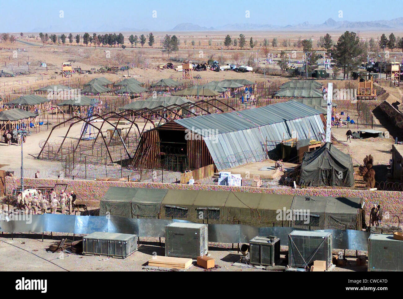 Inizio della detenzione struttura costruita da U.S. Marines come visto dal controllo del traffico aereo torre di Kandahar International Airport Foto Stock