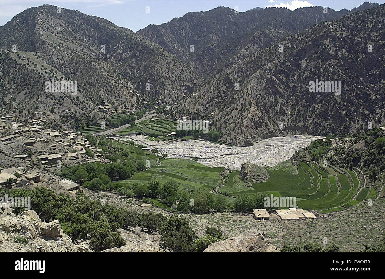 Guardando verso il basso sul villaggio di Markhanai situato in TORA BORA regione dell'Afghanistan dove i soldati della coalizione da USA e Canada Foto Stock