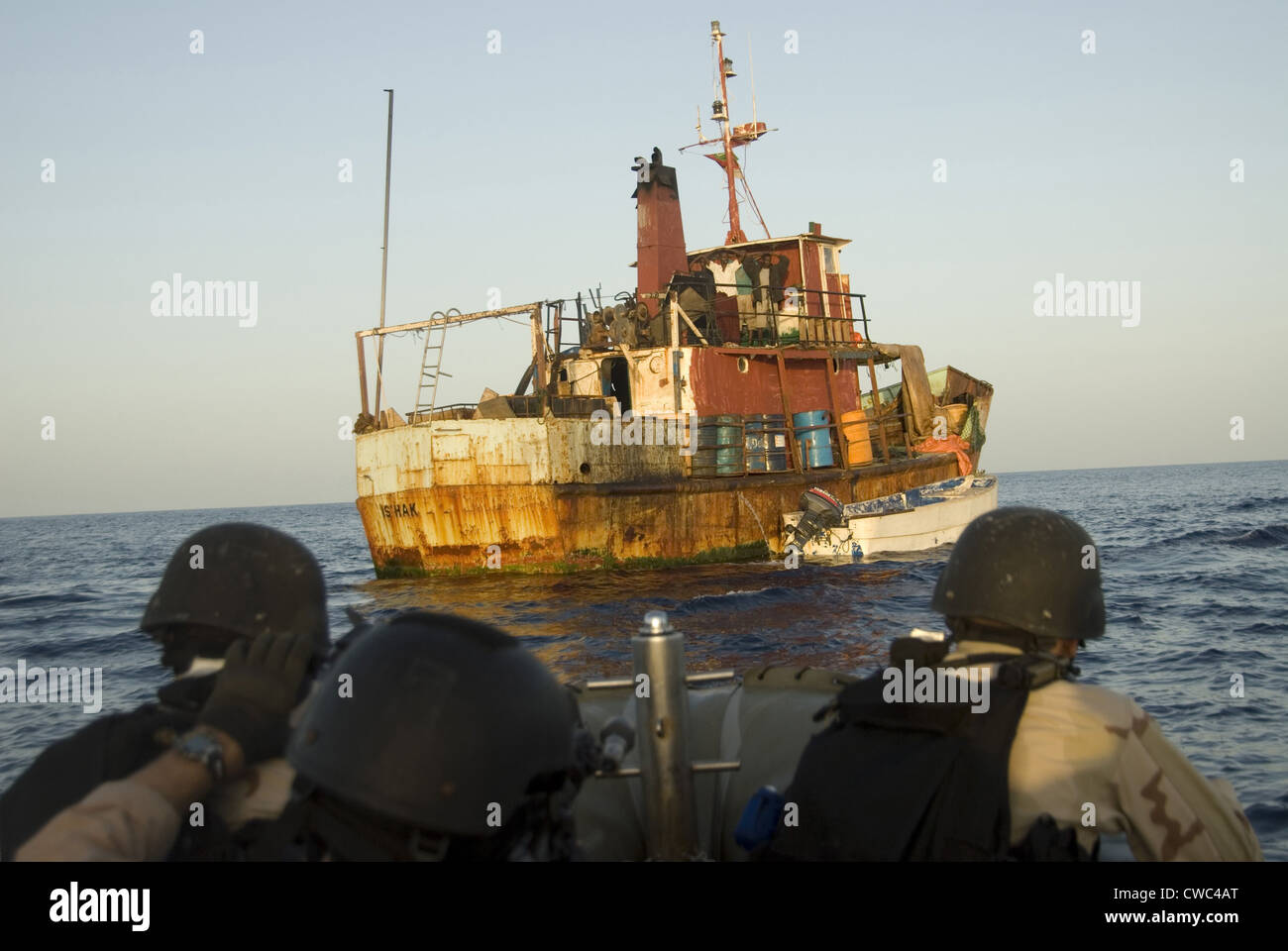 Stati Uniti La marina e la Guardia Costiera approccio personale un sospetto mothership pirata nel golfo di Aden. I sospetti hanno le mani Foto Stock