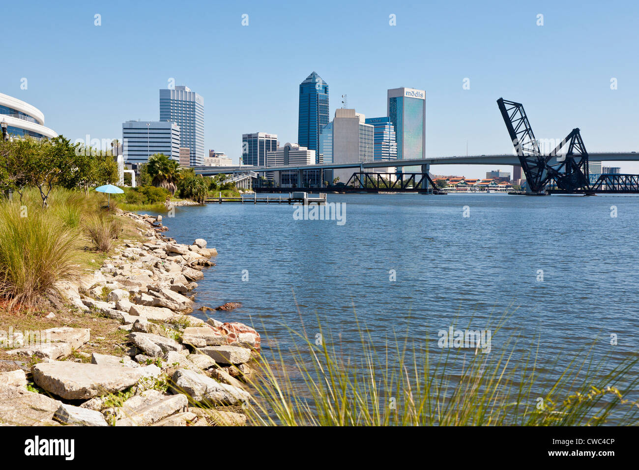 Alti edifici lungo la riva del fiume del St Johns a Jacksonville, FL Foto Stock