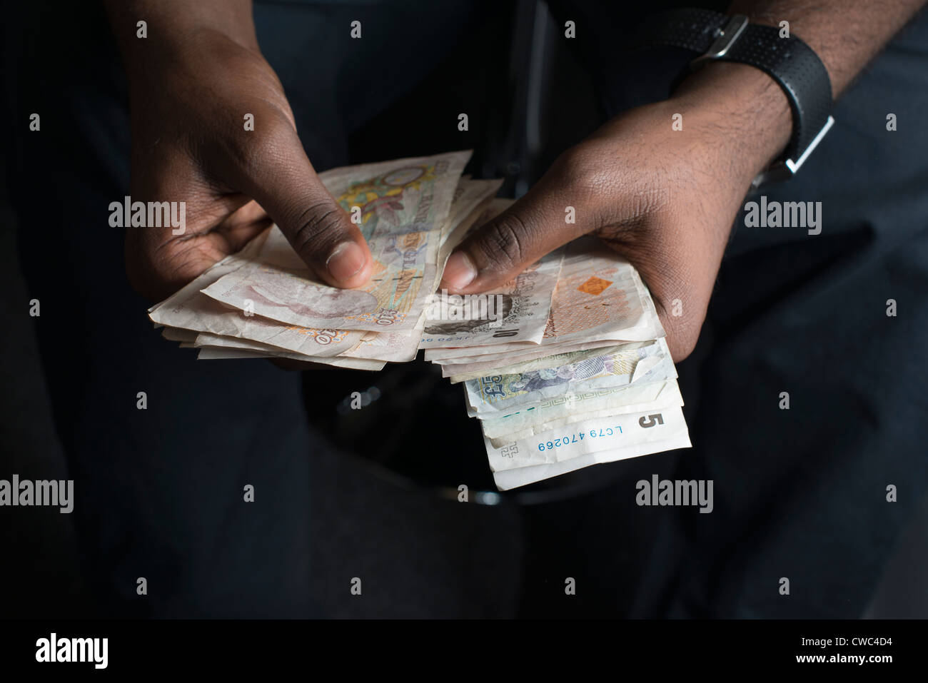 L'uomo conteggiare denaro Foto Stock