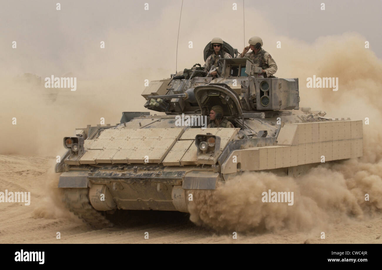 Un esercito di combattimento Bradley veicolo calci fino dalla polvere come si lascia per una missione da Avanzamento base operativa MacKenzie in Iraq. Ott. Foto Stock