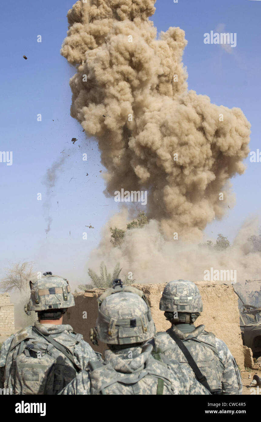 I soldati USA distruggere un nascondiglio di insorti con esplosivi nel villaggio di Shuzayf Iraq il 26 marzo 2009. (BSLOC 2011 12 171) Foto Stock
