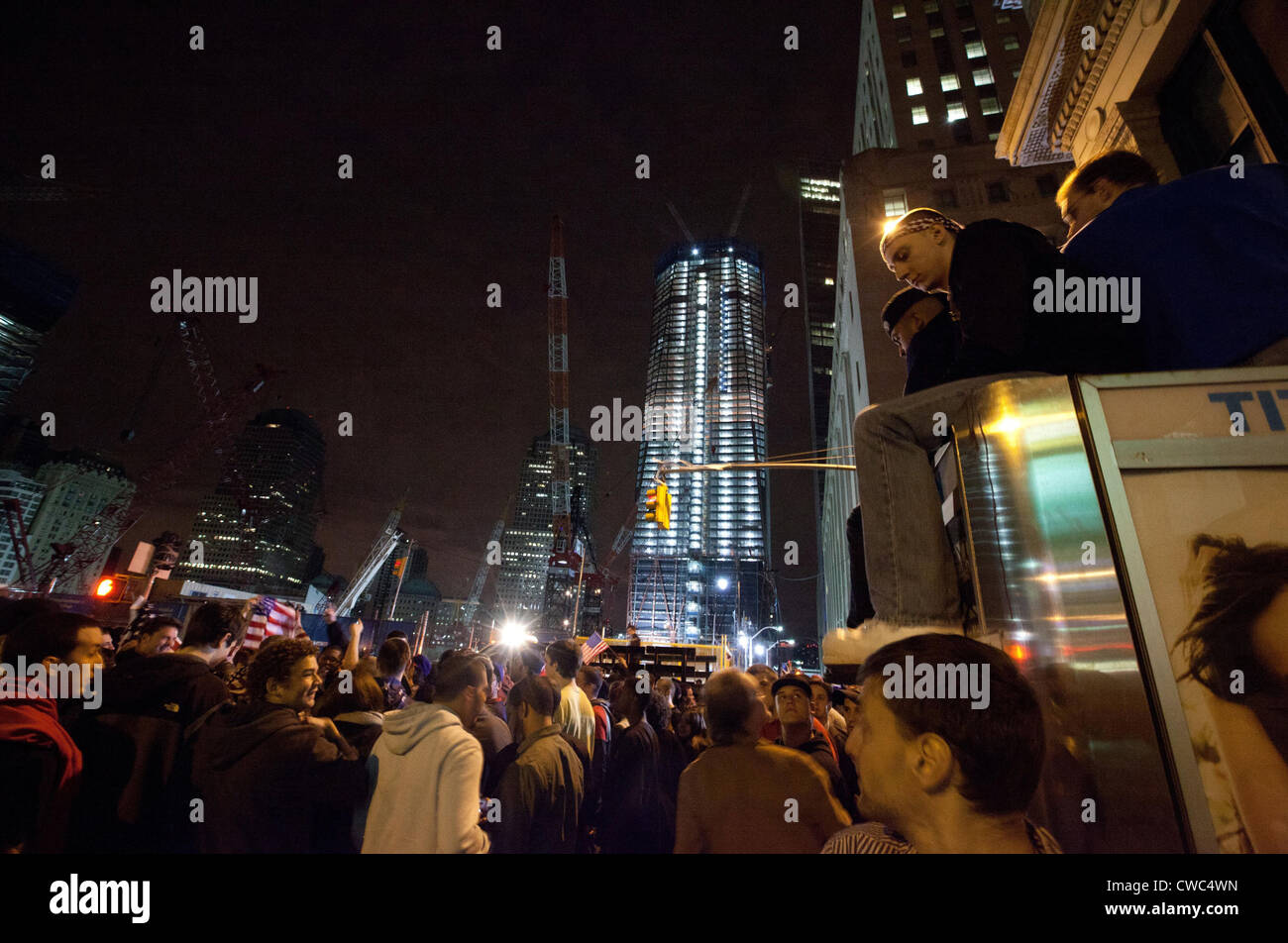 Manifestazione spontanea al sito del World Trade Center dopo il Presidente Obama ha annunciato la morte di Osama Bin Laden. Il Foto Stock