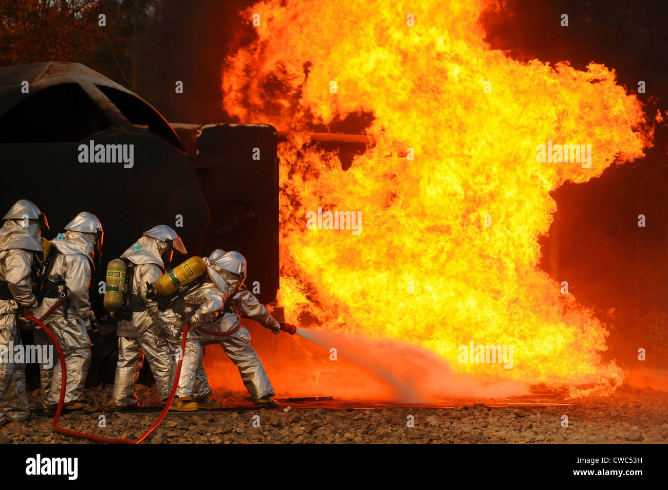 Ohio aria guardie nazionali di estinguere un incendio di aeromobili in un esercizio di formazione. Phelps Collins Combat Readiness Training Center Foto Stock