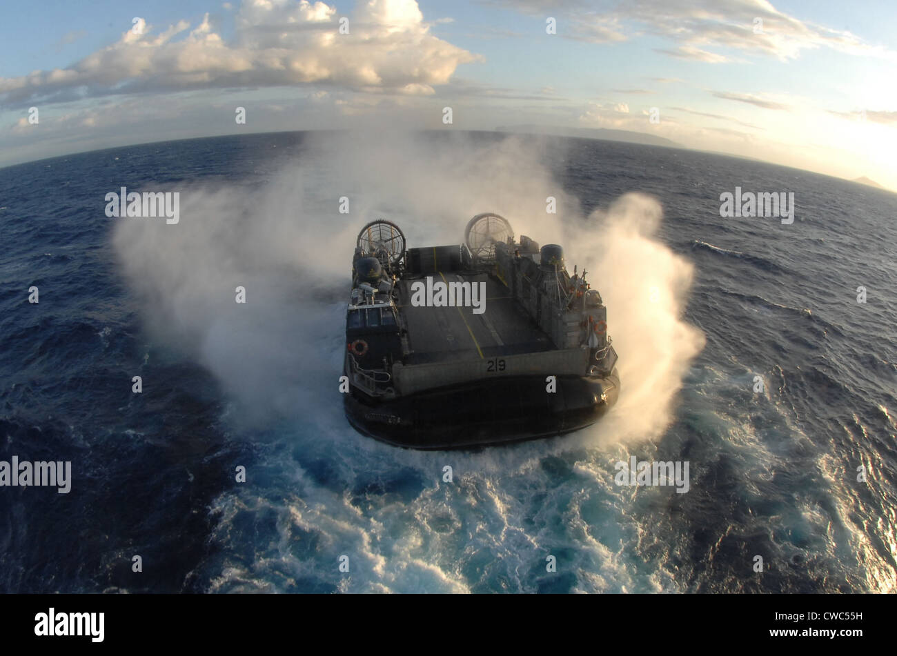 Cuscino di aria technology landing craft muoversi sopra l'acqua si avvicina alla sua nave madre nell'Oceano Pacifico il 12 luglio 2008. Foto Stock