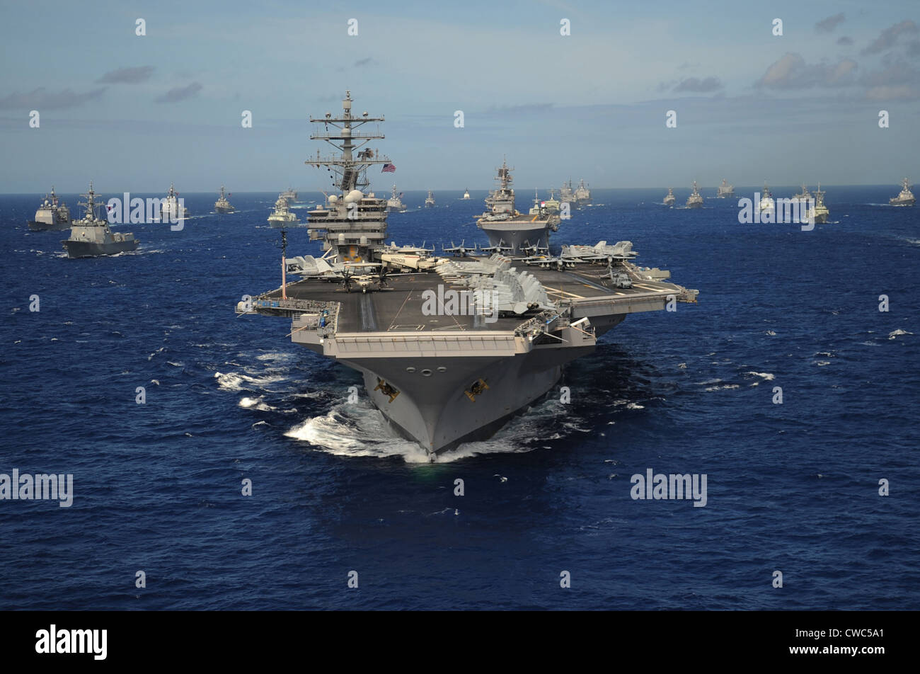Portaerei USS Ronald Reagan conduce una formazione di navi alleate da attraverso l'Oceano Pacifico. 24 luglio 2010. Foto Stock