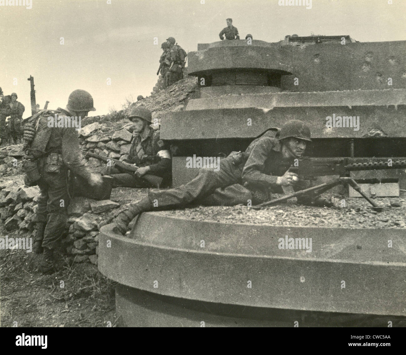 La seconda guerra mondiale. US Army Ranger cattura costiera francese posizione della pistola. 1° Battaglione. Foto: US Army Signal Corps, DA PARTE DEGLI STATI UNITI Il personale Sgt. Philip Stern Foto Stock