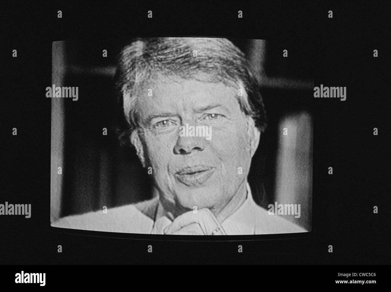 Il Presidente Carter ha indossato un cardigan maglione per il suo primo teletrasmesso fireside chat dalla Casa Bianca a partire uno scherzoso riferimento Foto Stock