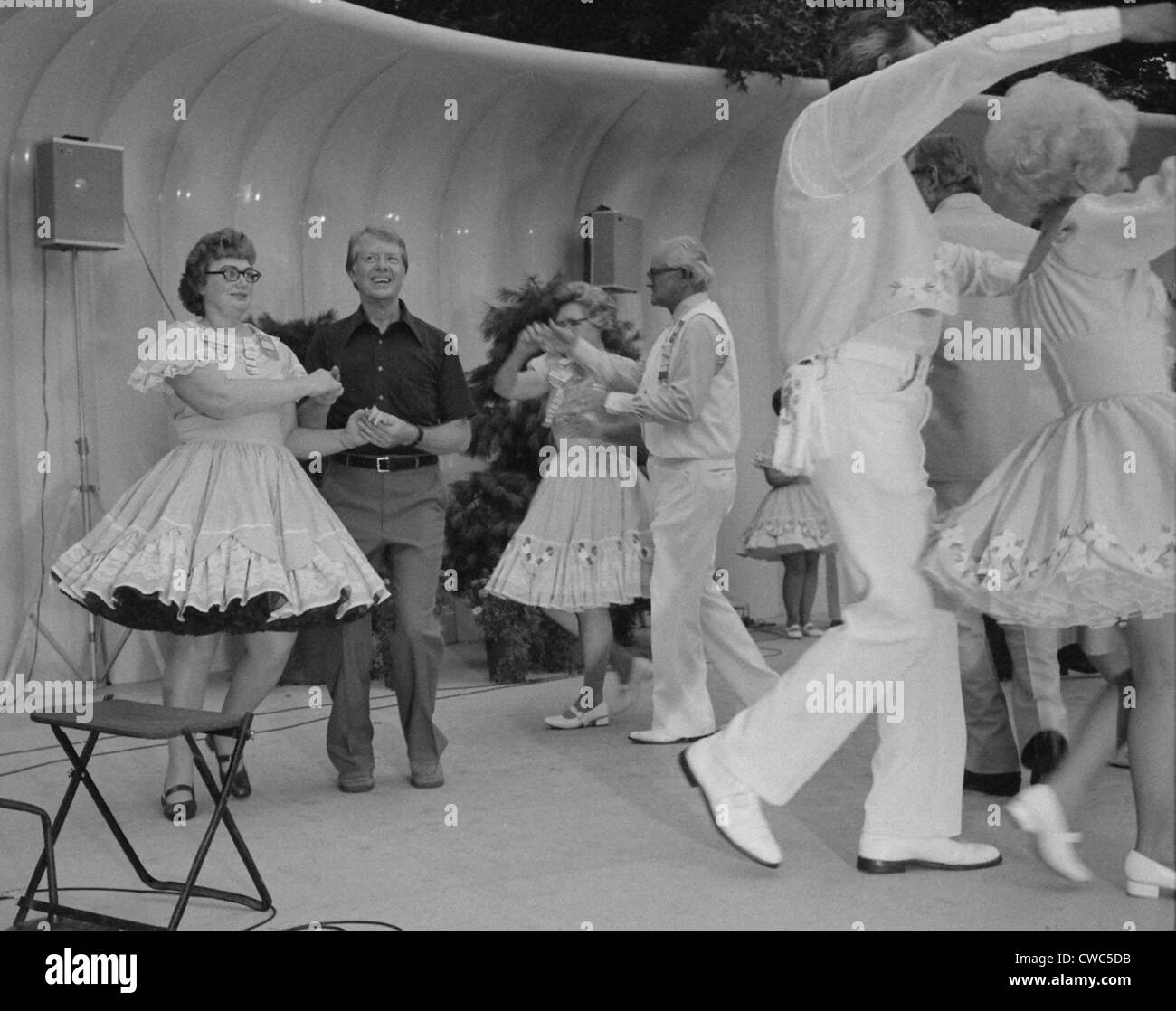 Jimmy Carter square danze durante un picnic congressuale sulla South Lawn. Ca. 1977-1980. Foto Stock