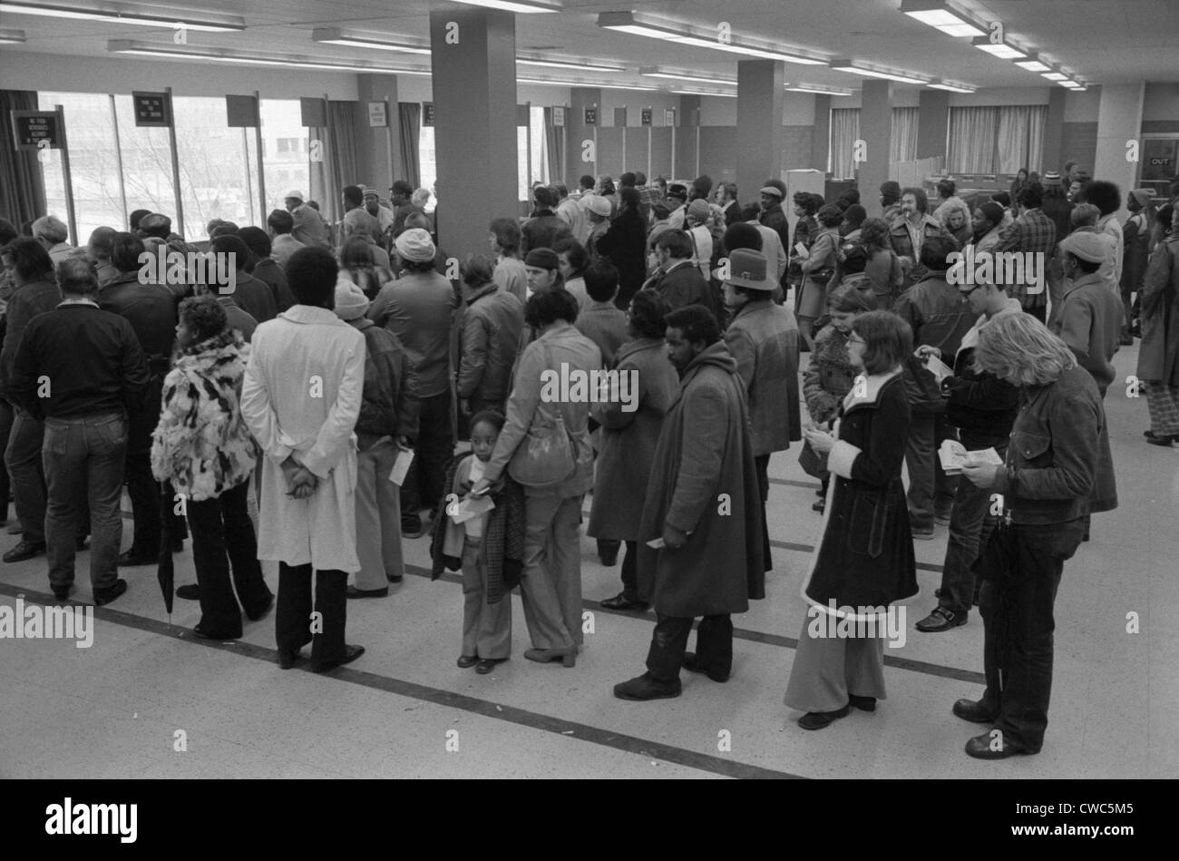 I disoccupati e i richiedenti foodstamp attendere a lungo linee presso la città di Baltimora Ufficio Benessere Maryland. Jan 28 1975. Foto Stock