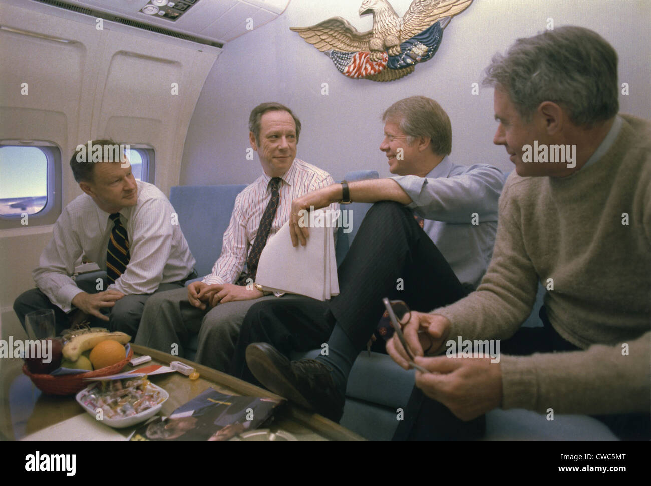 Zbigniew Brzezinski Michael Blumenthal Jimmy Carter e Cyrus Vance a bordo di Air Force One durante un viaggio a Londra per il G7 Foto Stock