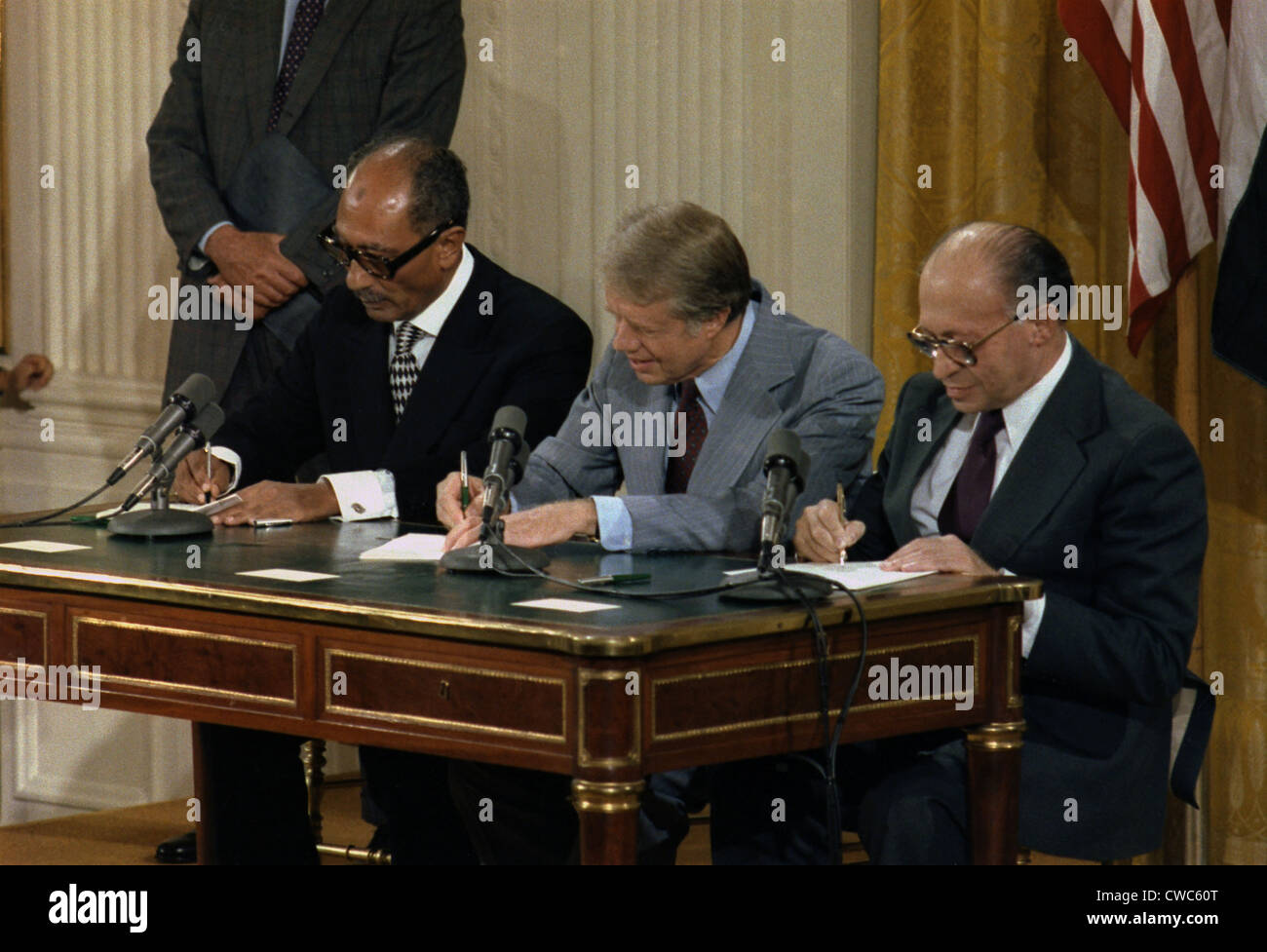 Anwar Sadat Jimmy Carter Menachem Begin ad accordi di Camp David cerimonia  di firma che portano ad un trattato di pace tra Foto stock - Alamy