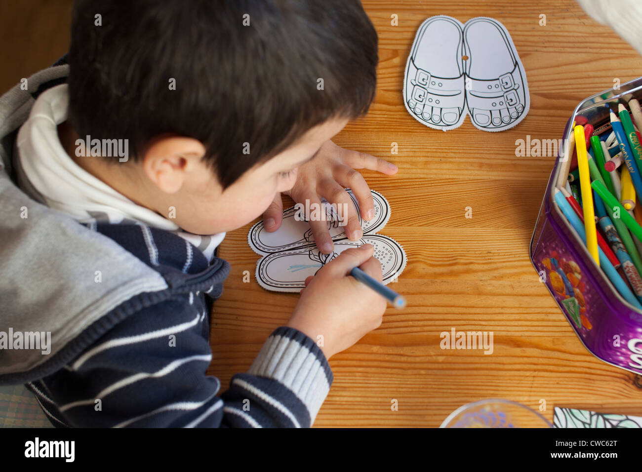 Ragazzo,4 anni svolge la colorazione a casa Foto Stock
