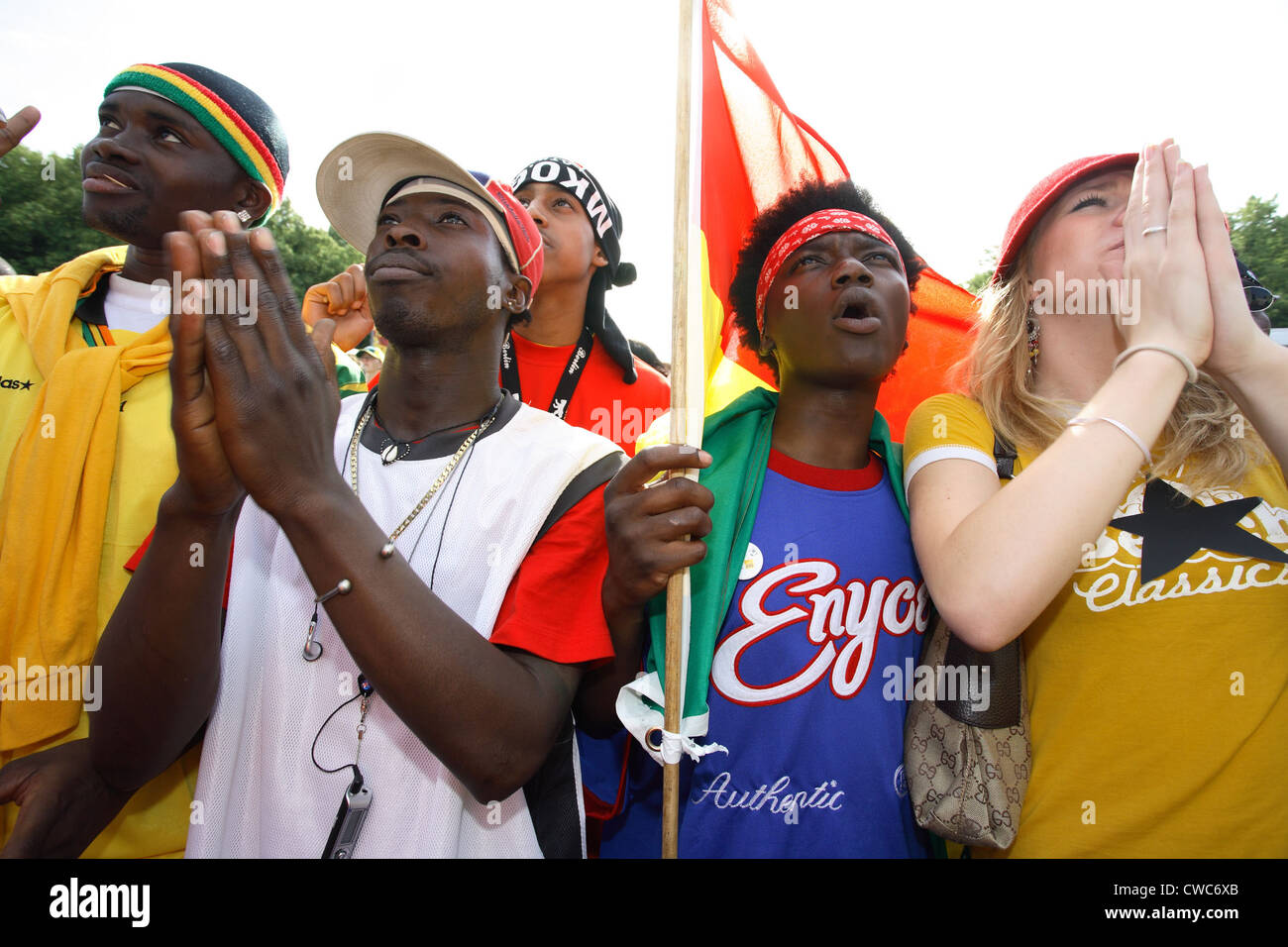 Gli appassionati di calcio World Cup 2006: uomini ghanesi e ragazza bionda con allegria Foto Stock