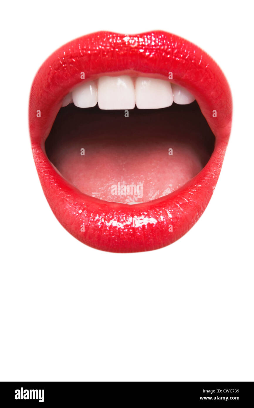Vista ravvicinata della donna che indossa un rossetto rosso con la bocca aperta su sfondo bianco Foto Stock
