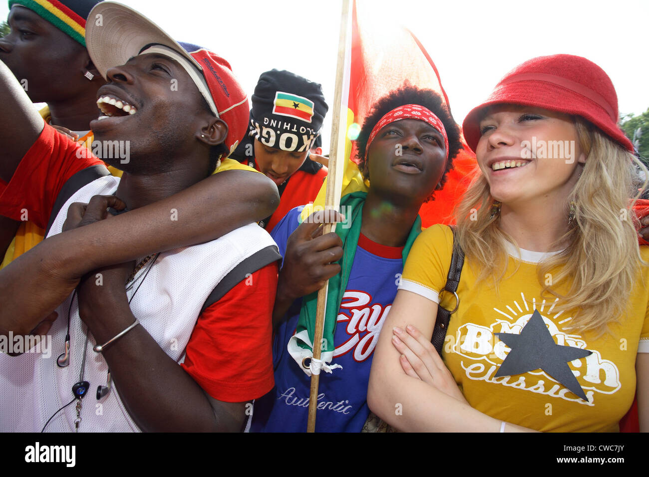 2006 World Cup Soccer Fans: ridere gli uomini del Ghana e ragazza bionda Foto Stock
