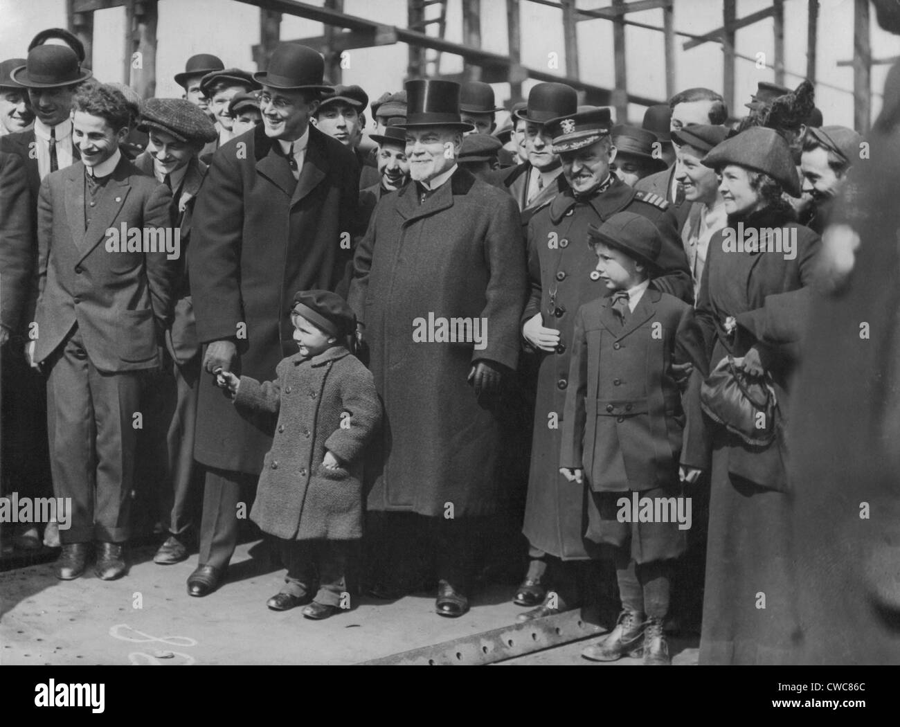 Franklin Roosevelt come assistente segretario della Marina Militare. Roosevelt è indossando un cappello bowler e tenendo un bambino la mano al Brooklyn Foto Stock