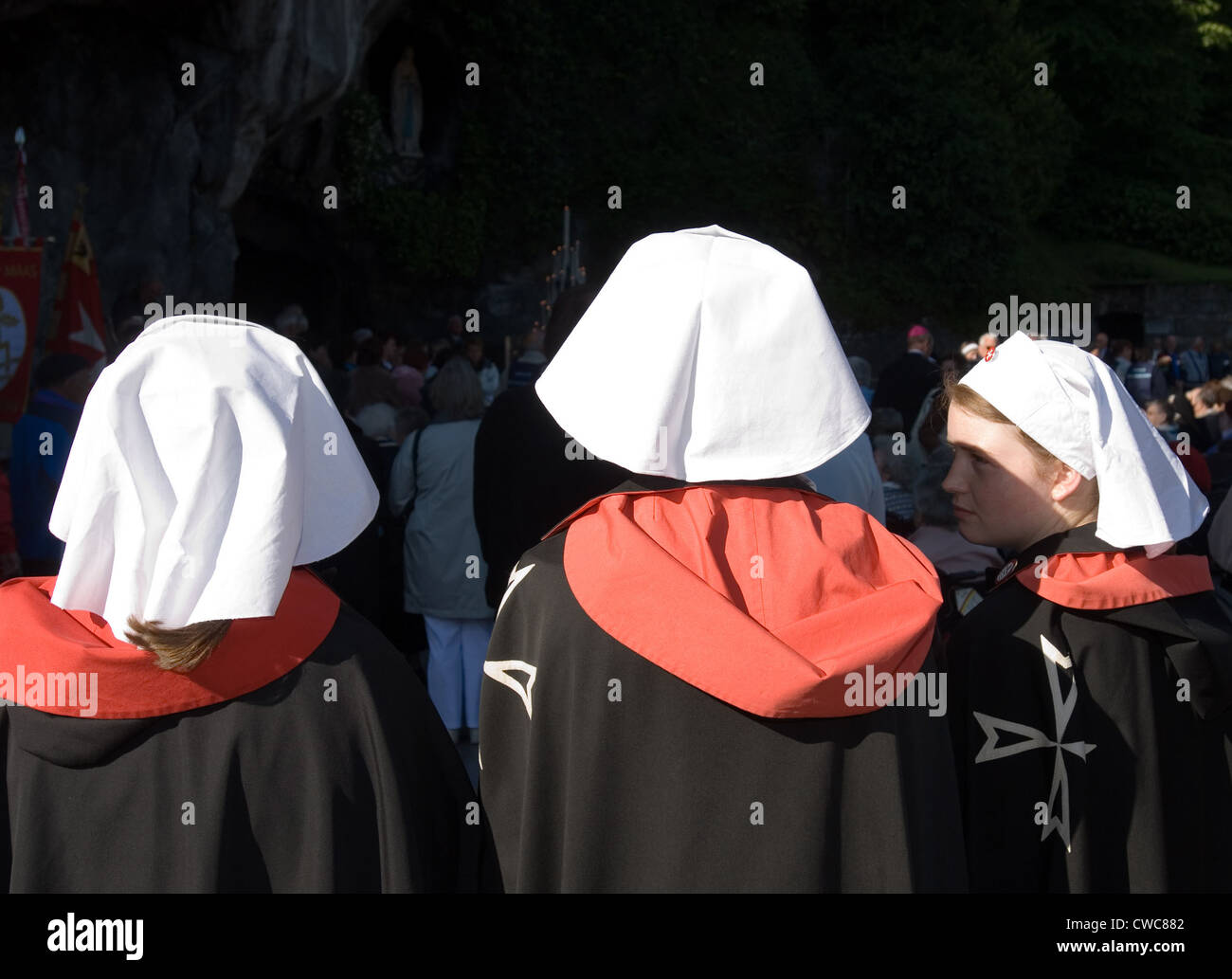 I credenti pregano presso la grotta di Massiabelle a Lourdes, Francia Foto Stock