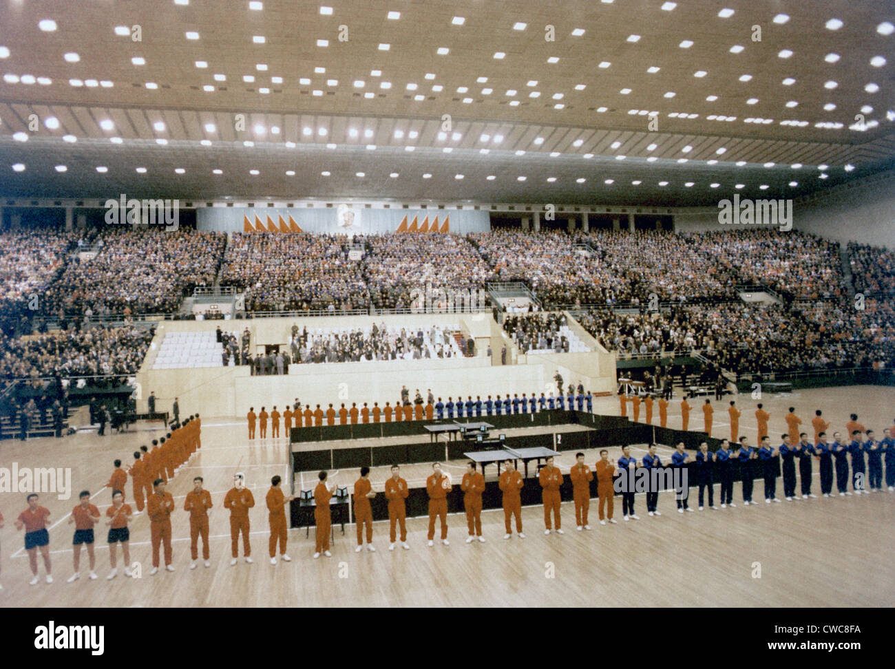 Nixon in Cina. Zhou Enlai ha ospitato una mostra di sport di ginnastica badminton e ping pong presso la palestra di capitale. Feb. Foto Stock